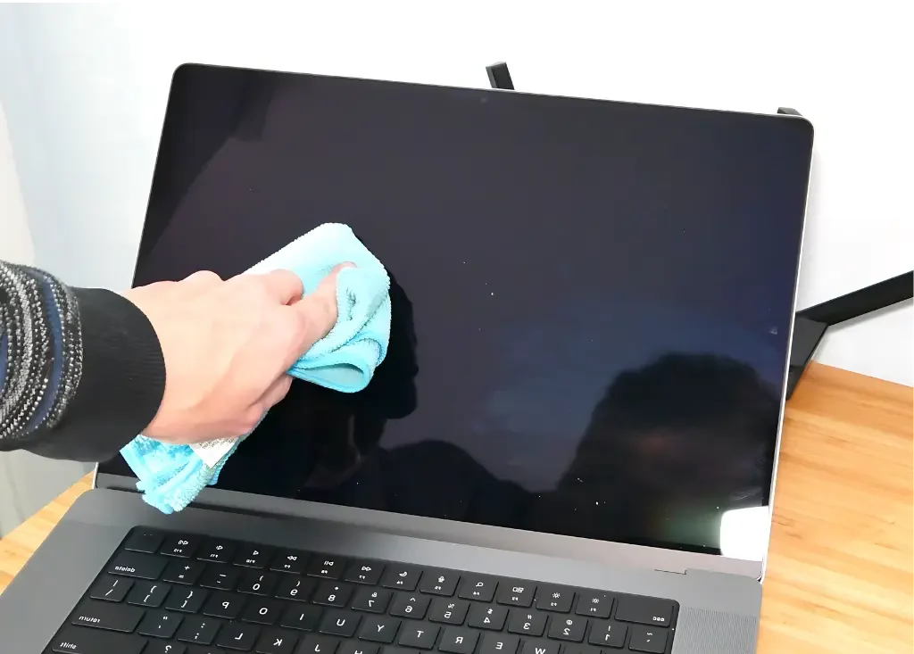 How to Clean a MacBook Screen? How to Clean a MacBook Screen